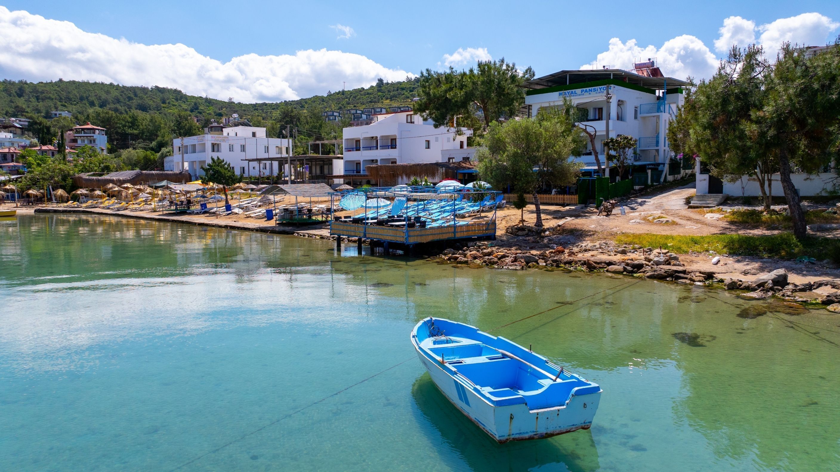 Playa privada, camastros y sombrillas 