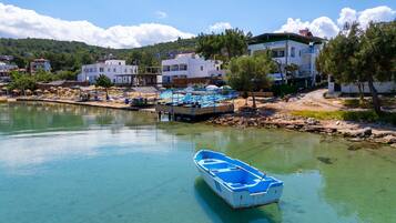 Playa privada, camastros y sombrillas