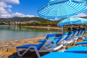 Private beach, sun loungers, beach umbrellas - Hayal Butik Otel (Muğla)