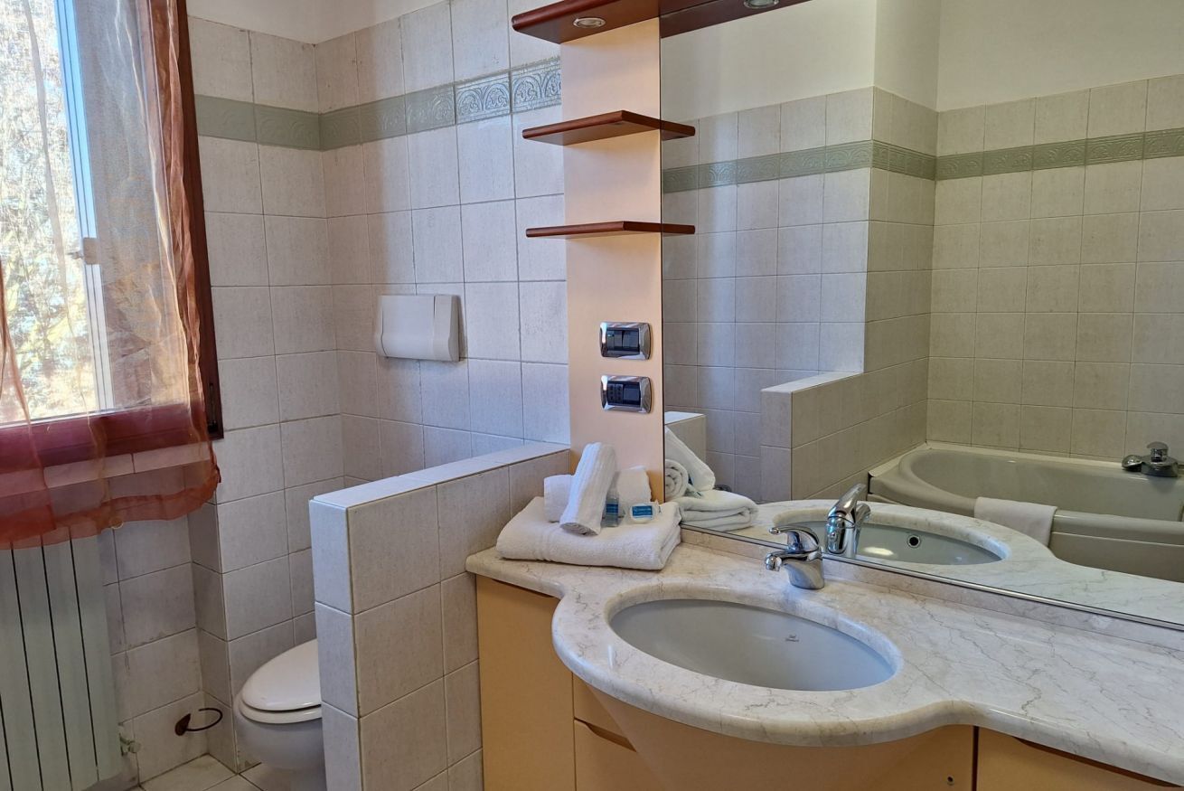 Dusch, bidé, handdukar och schampo