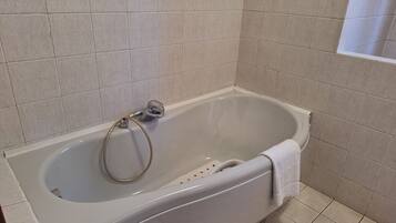 Regadera, bidet, toallas