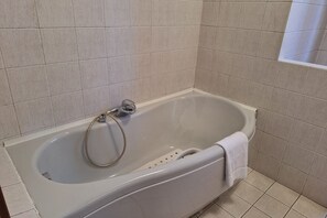 Regadera, bidet, toallas 