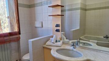 Shower, bidet, towels, shampoo