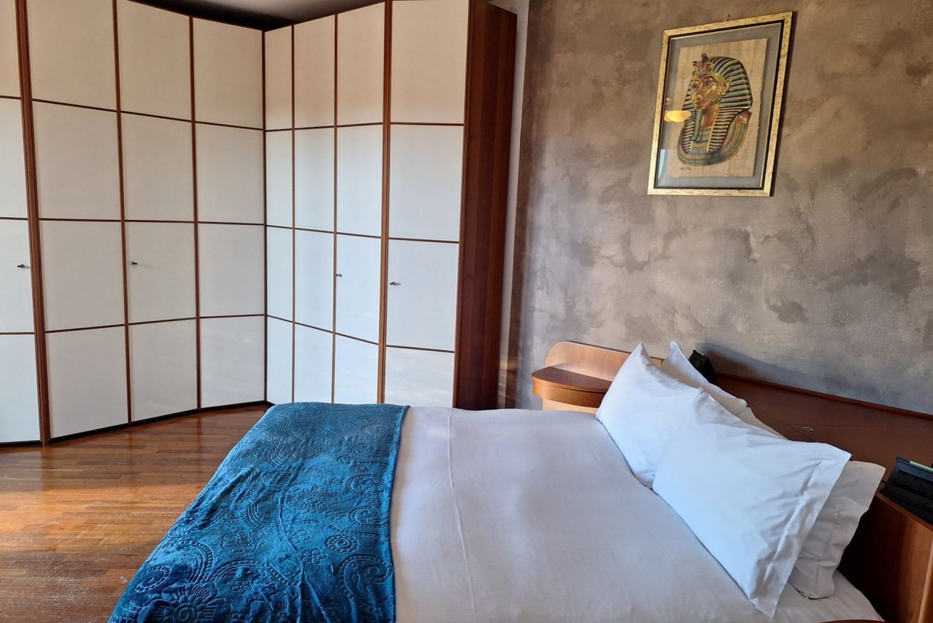 2 habitaciones y tabla de planchar con plancha 