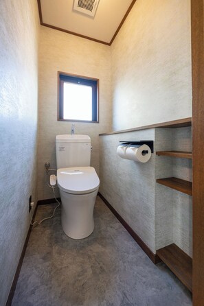 Asciugacapelli, bidet, asciugamani, sapone