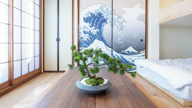 Et traditionelt japansk rum med tatamigulv, en shoji-skærm, et bonsaitræ og en futon-madras.