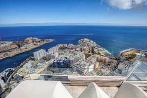 Property grounds - Luxury Living with Pool in Mercury Tower (St. Julian`s)