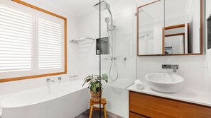Douche, séchoir à cheveux, serviettes fournies