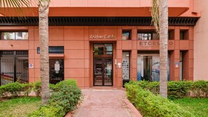 A building with a sign reading "Résidence Cordoba" and a visible entrance. - Cosy 1BR près Carré Eden – Terrasse & Confort (Marrakesh)