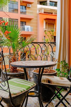 Outdoor dining - Cosy 1BR près Carré Eden – Terrasse & Confort (Marrakesh)