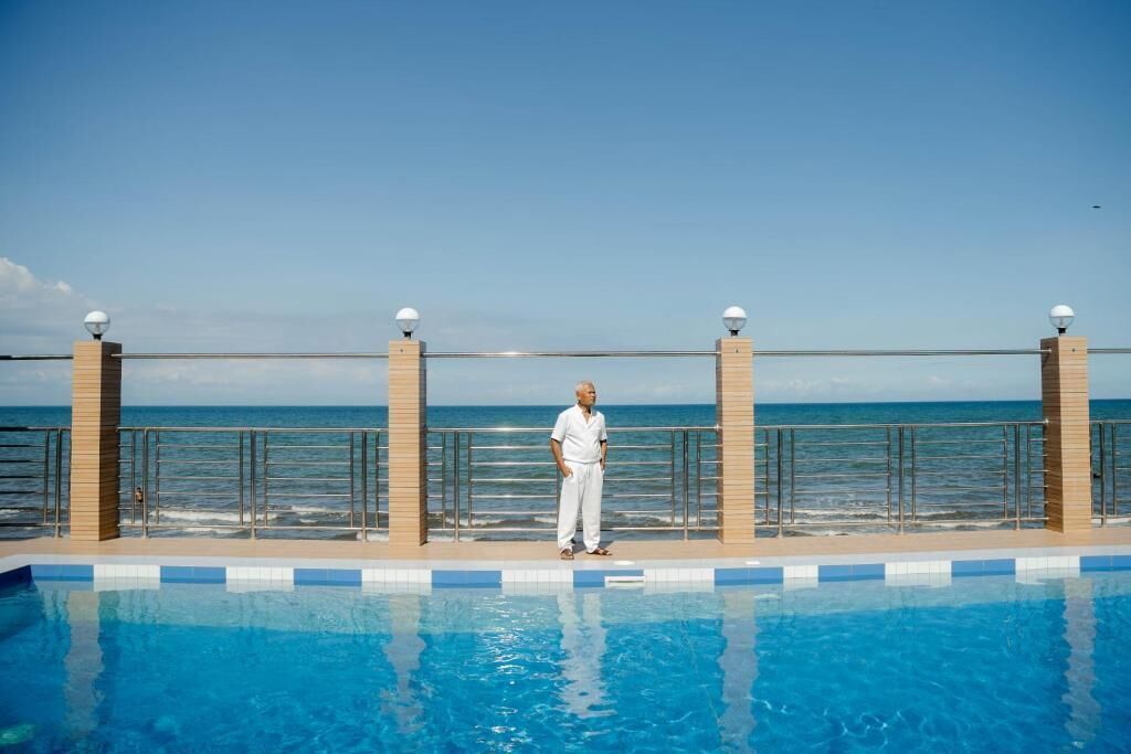 Una piscina al aire libre