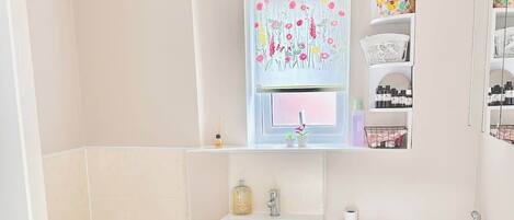 Douche, séchoir à cheveux, bidet, serviettes fournies
