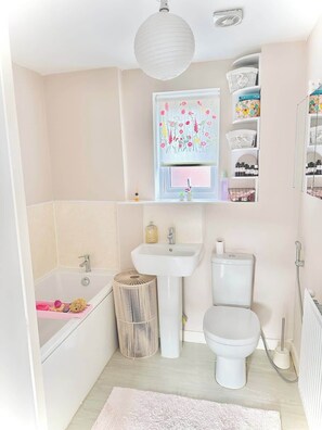 Shower, hair dryer, bidet, towels