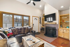 Smart TV, fireplace, video games - Hot Springs Close, Animas Valley, Long Term Discount! (Durango)