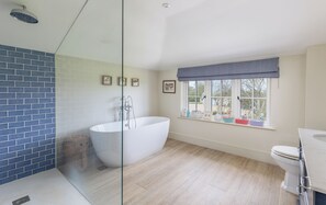 Douche, séchoir à cheveux, serviettes fournies, savon