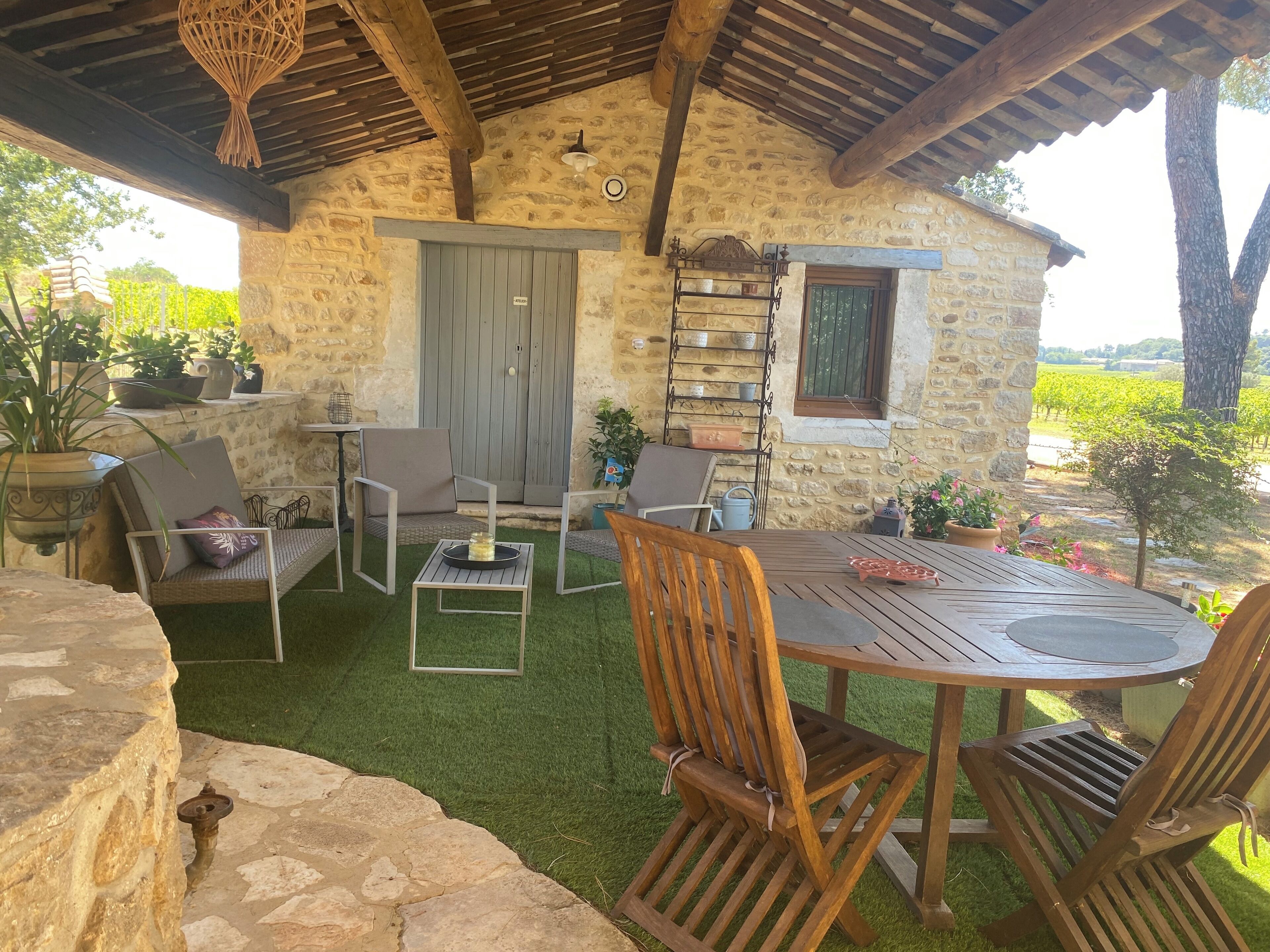 屋外ダイニングエリア