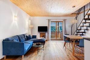 TV - Landlust Lakeside Apartment with Shared Garden, Balcony, and Wi-Fi (Öhningen)