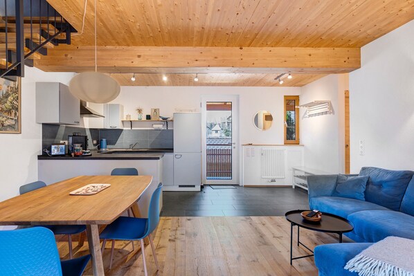 Une cuisine moderne avec un coin repas et un salon.