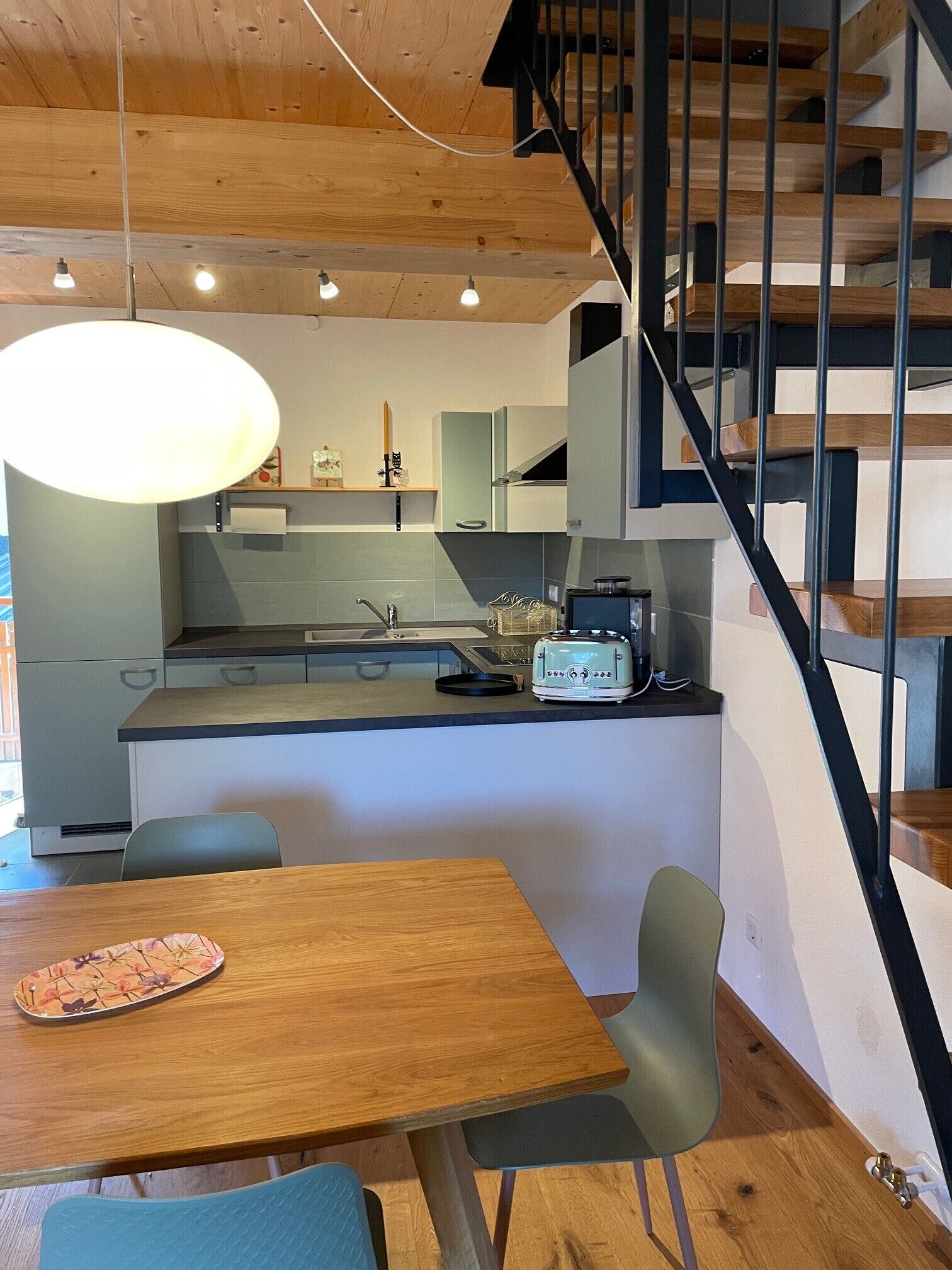 Een koelkast, een oven, een kookplaat, een vaatwasser