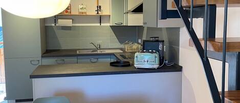 Een koelkast, een oven, een kookplaat, een vaatwasser