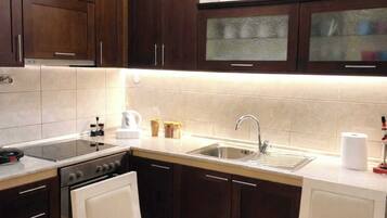 Frigorífico, horno, placa de cocina y hervidor eléctrico