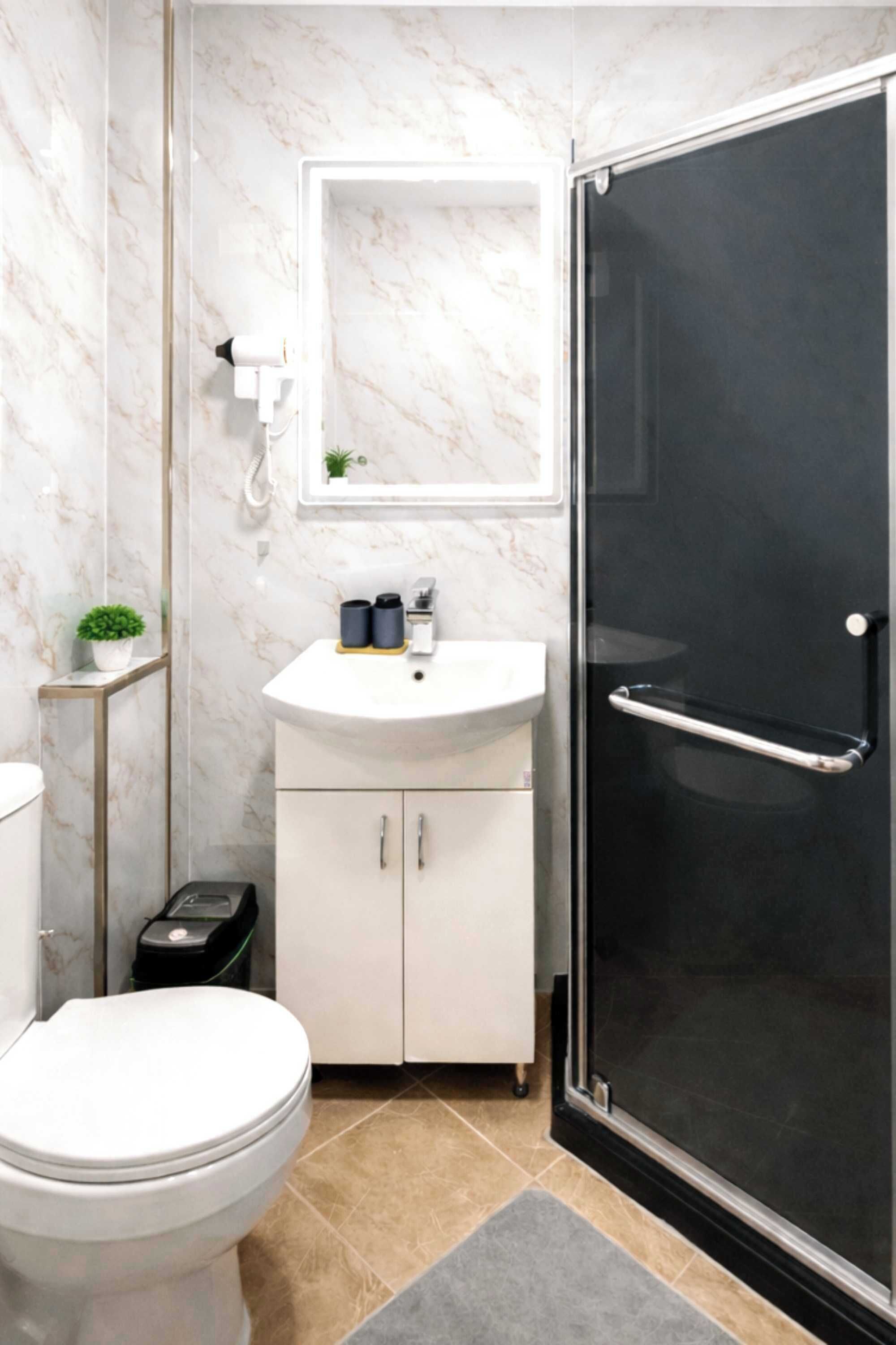 Dusche, Haartrockner, Handtücher, Seife