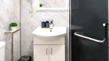 Dusche, Haartrockner, Handtücher, Seife