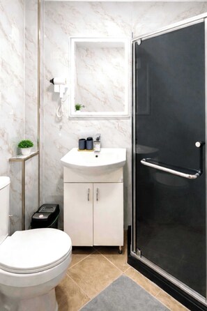Dusche, Haartrockner, Handtücher, Seife