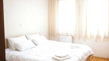 2 dormitorios, tabla de planchar con plancha, cuna de viaje