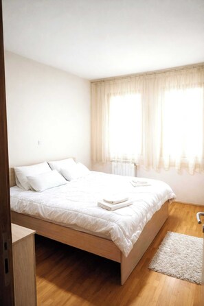 2 dormitoris, planxa i posts de planxar i un bressol de viatge 