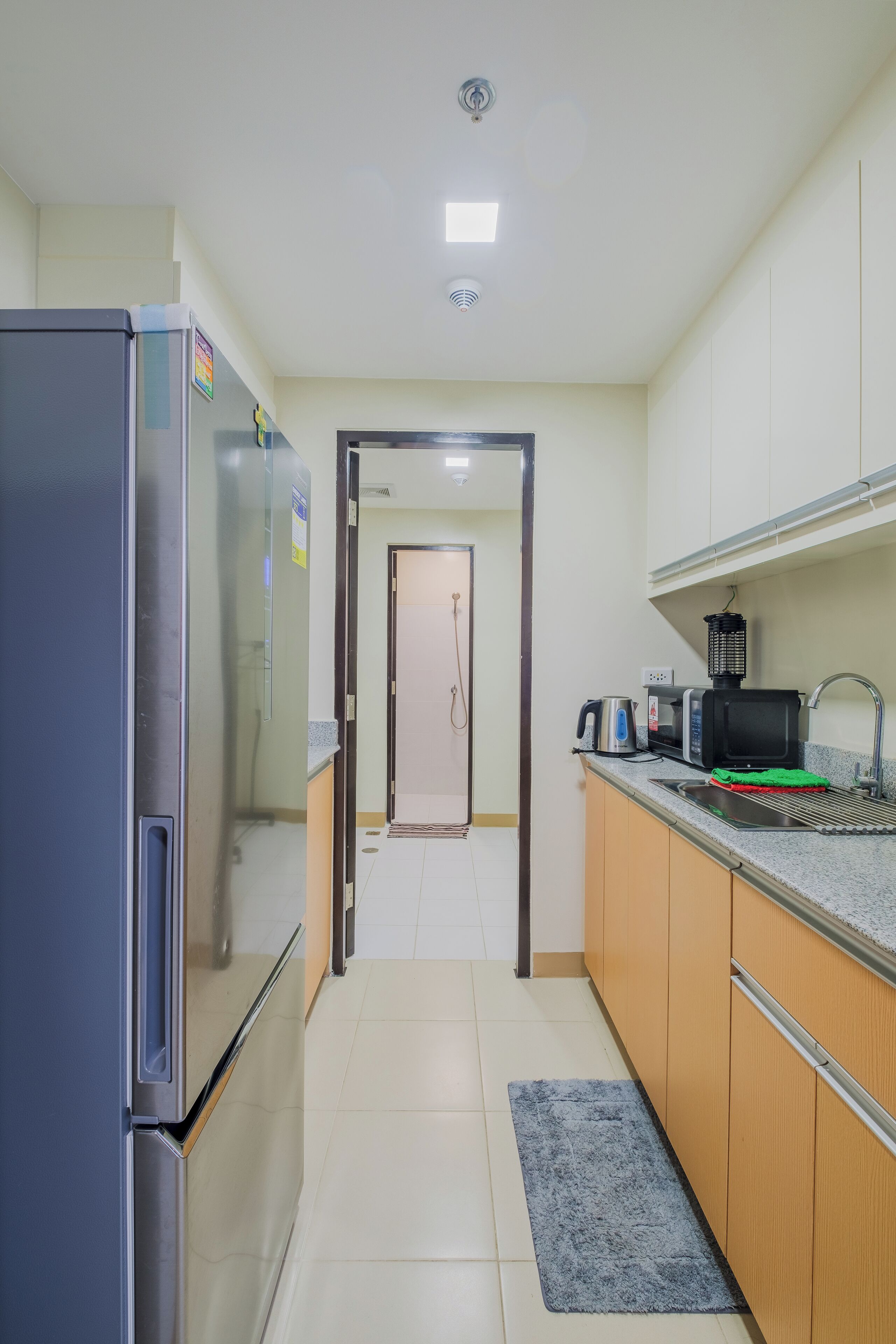 Réfrigérateur, micro-ondes, plaque de cuisson, bouilloire électrique