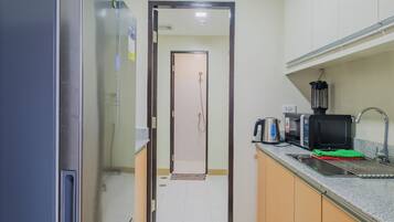 Een koelkast, een microgolfoven, een kookplaat, een waterkoker