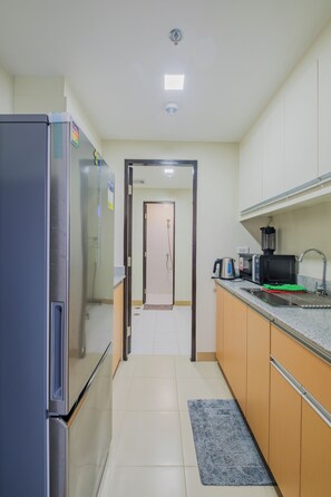 Réfrigérateur, micro-ondes, plaque de cuisson, bouilloire électrique