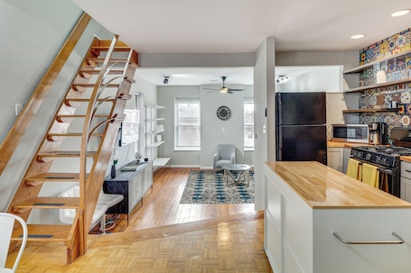 Apartamento (2 Bedrooms) | Interior. Walk to Bars & Dining: Historic Benton Park Gem