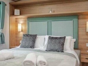 2 Schlafzimmer, individuell dekoriert, individuell eingerichtet