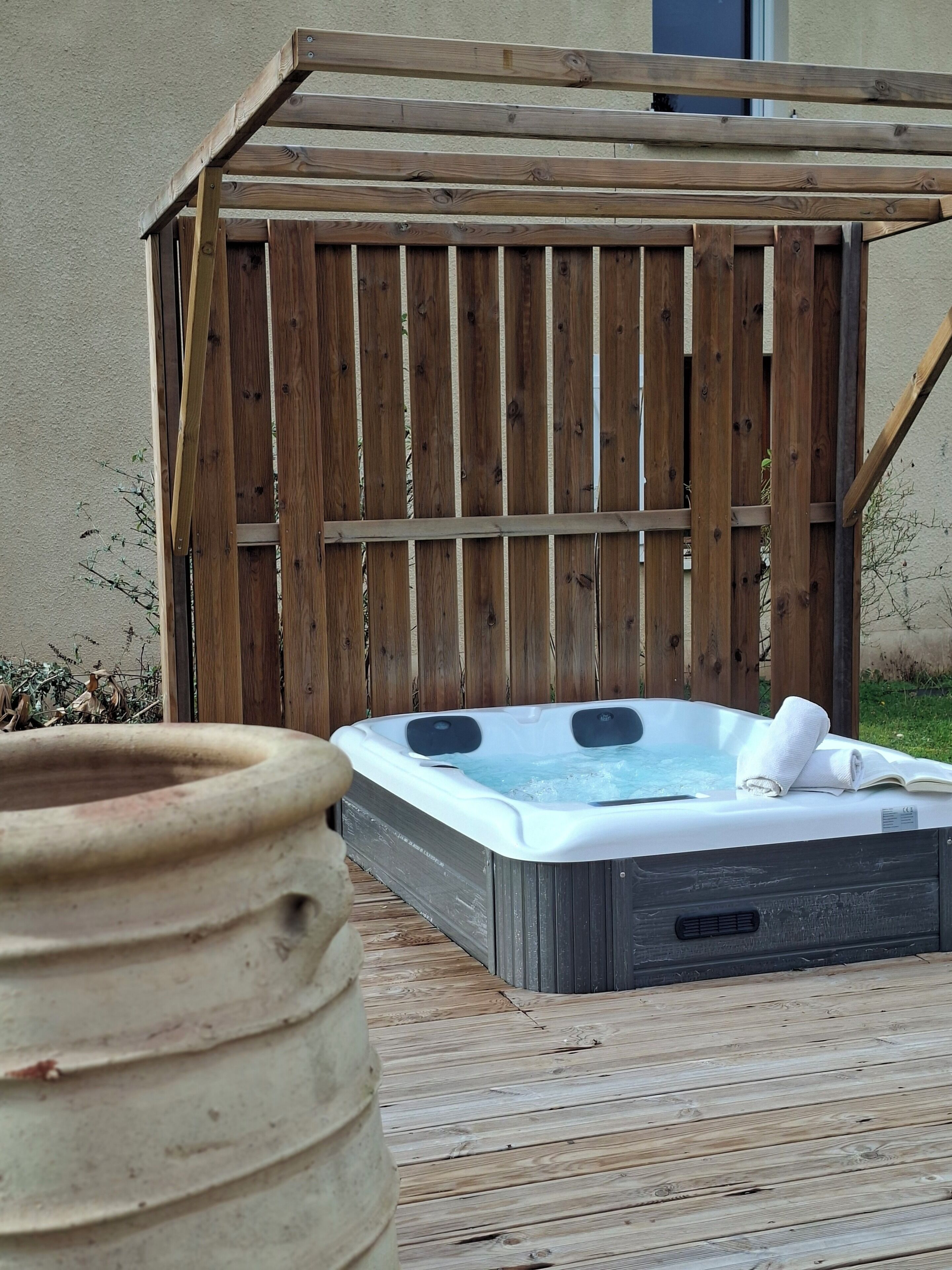 Banyera d'hidromassatge a l'aire lliure