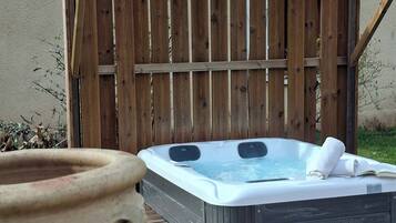 Banyera d'hidromassatge a l'aire lliure