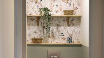 Assecador de cabells, tovalloles, sabó i paper higiènic