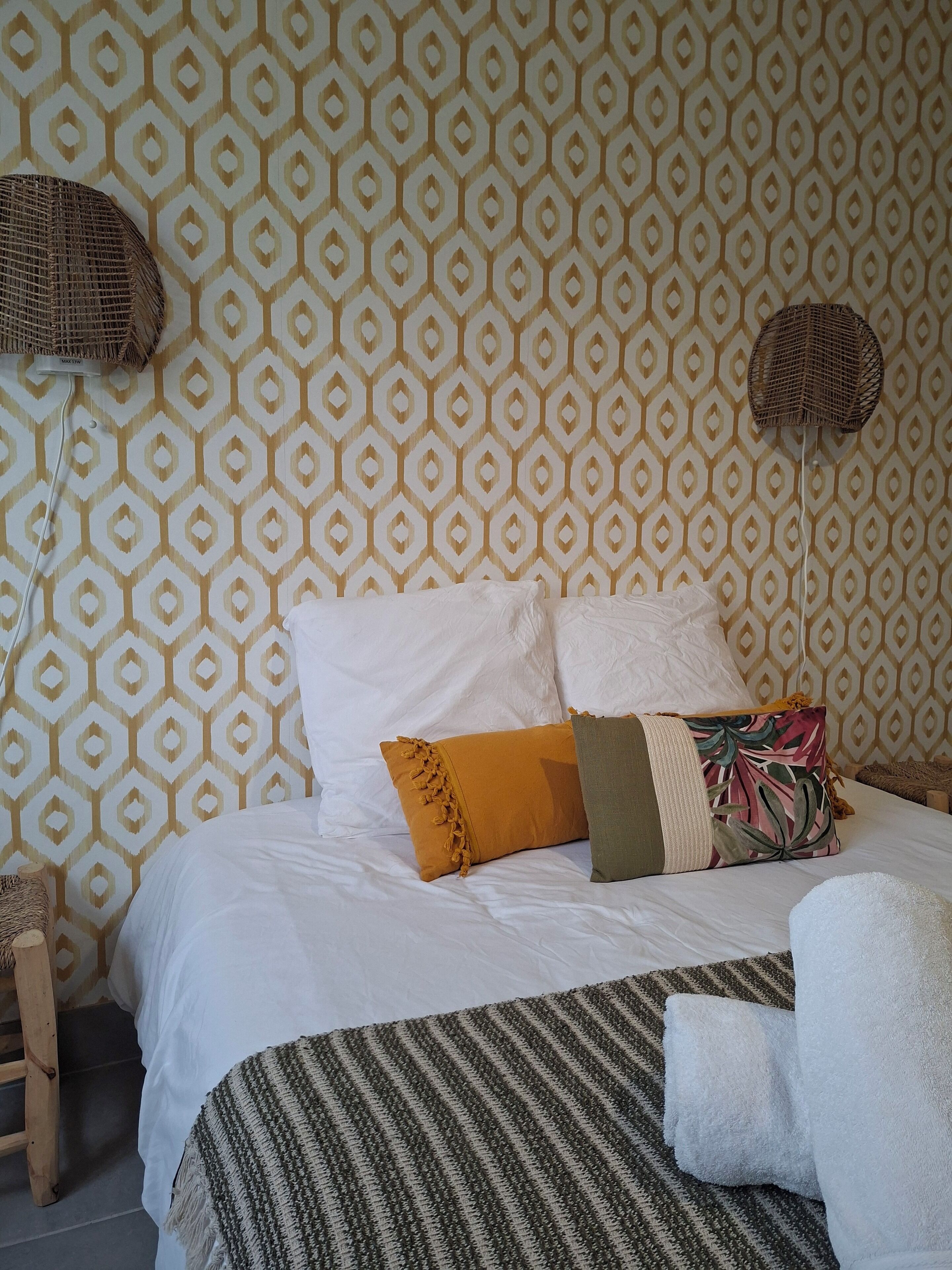 Planxa i posts de planxar, wifi i roba de llit 