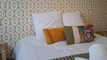 Planxa i posts de planxar, wifi i roba de llit