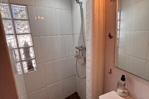 Shower, towels, soap, toilet paper - Casa Armonia - Refúgio Romântico com Terraço e Piscina em Benissa (Benissa)