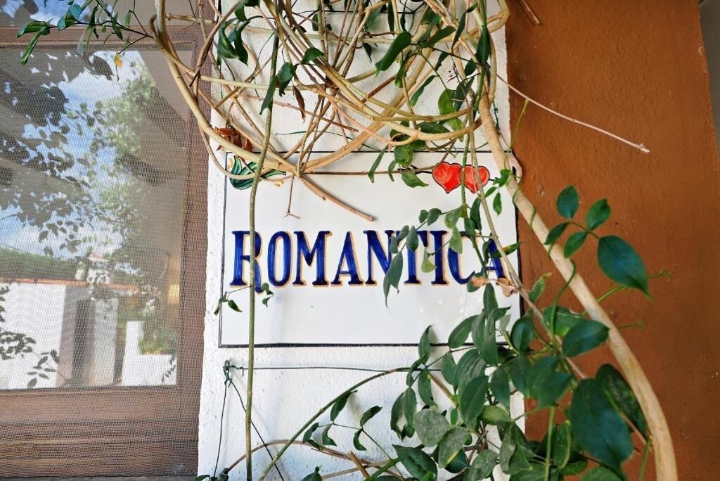 A wall with the word "ROMANTICA" and a heart symbol.