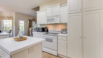 House (5 Bedrooms) | Interior