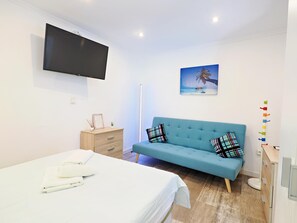 1 habitación, tabla de planchar con plancha y cuna de viaje 