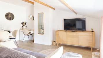 Apartment, City View | Living area