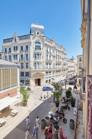 A historic building with ornate architecture, a central courtyard, and outdoor seating areas. -  Le Gratien by Béziers 1609 Résidences (Béziers)