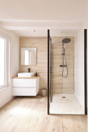 Apartment, City View | Bathroom | Shower, hair dryer, towels, soap - Le Gratien (Béziers)