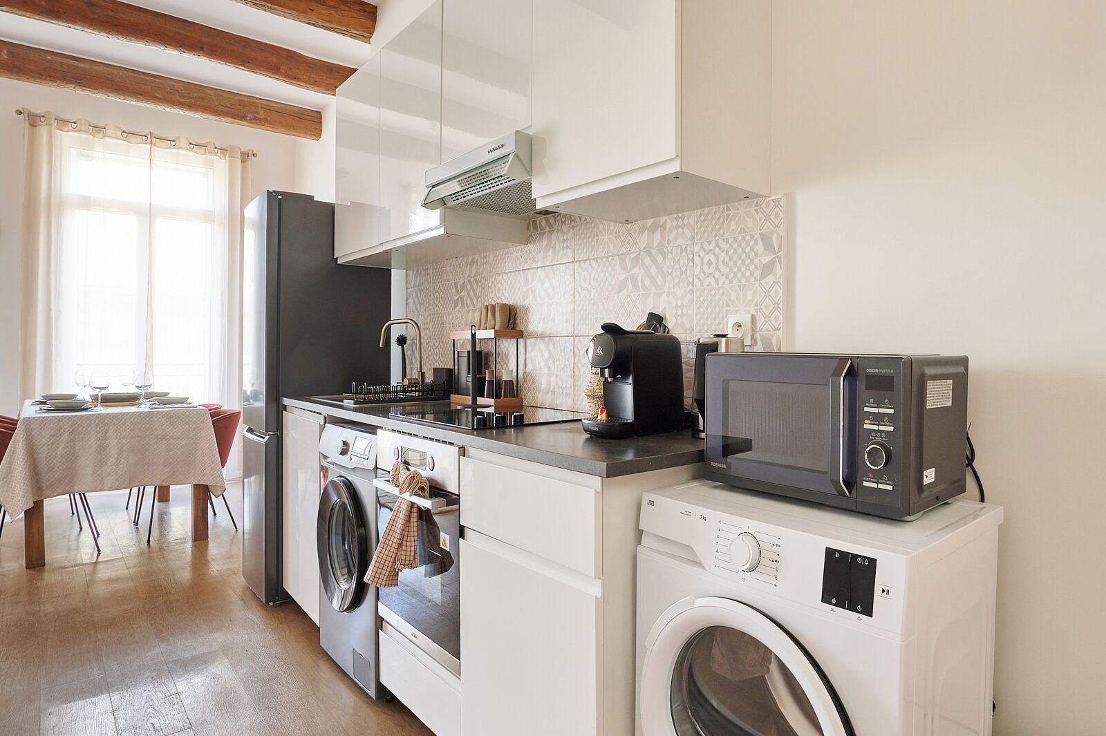 Deluxe Apartment | Private kitchen | Fridge, microwave, oven, stovetop