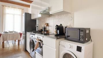 Deluxe Apartment | Private kitchen | Fridge, microwave, oven, stovetop