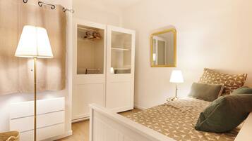 Apartamento luxo | Cortinas blackout, ferros/tábuas de passar roupa, Wi-Fi de cortesia